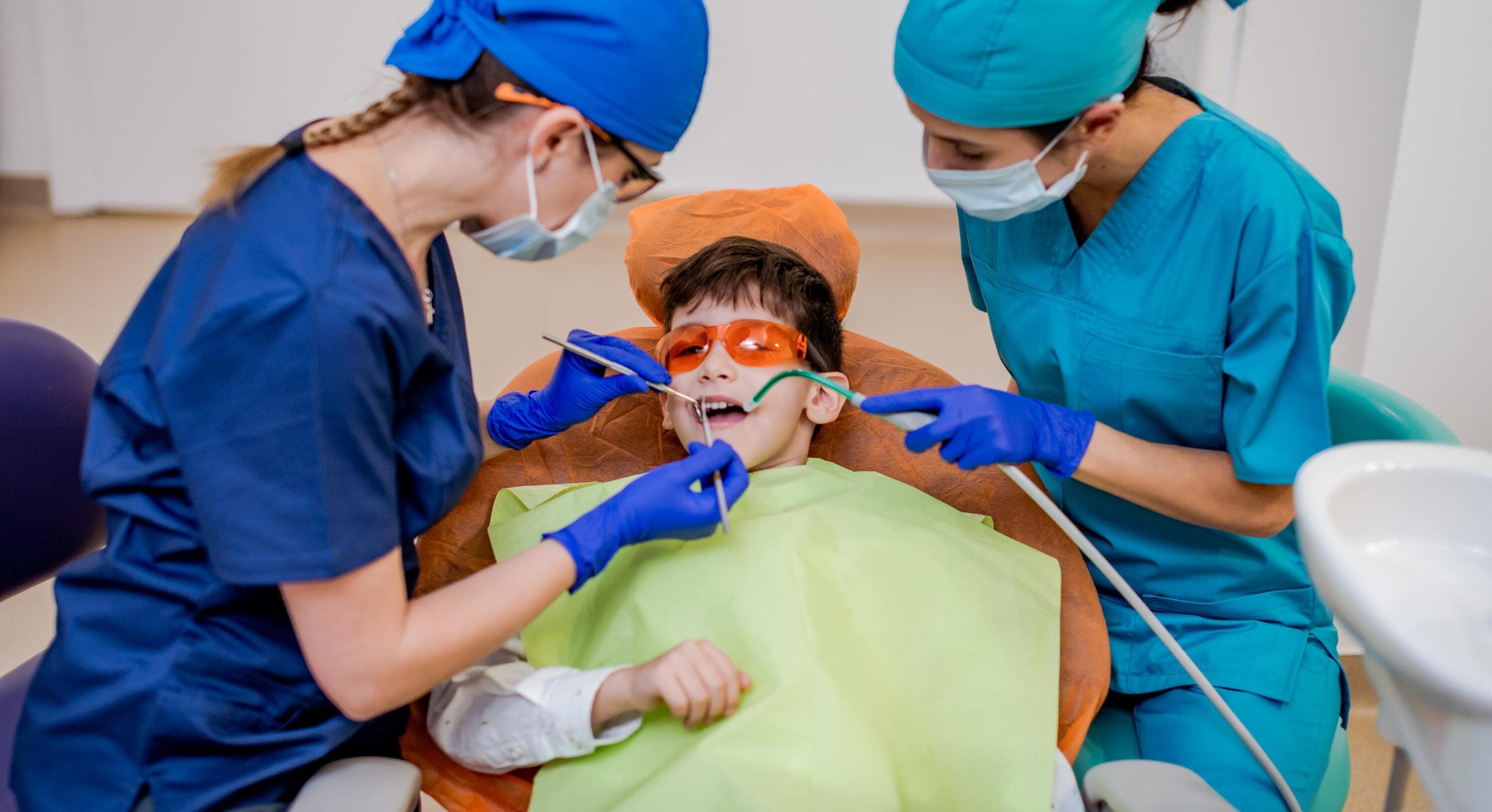 Copil zâmbind în cabinetul Doctor4Teeth